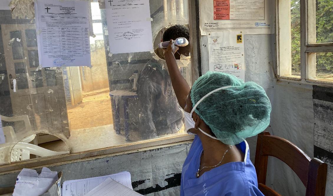 Vårdpersonal tar tempen på en patient på ett sjukhus i Butembo i östra Kongo-Kinshasa, den plats där det första ebolafallet vid vårens utbrott upptäcktes. Landet har nu förklarat sig fritt från ebola. Foto: Al-hadji Kudra Maliro/AP/TT