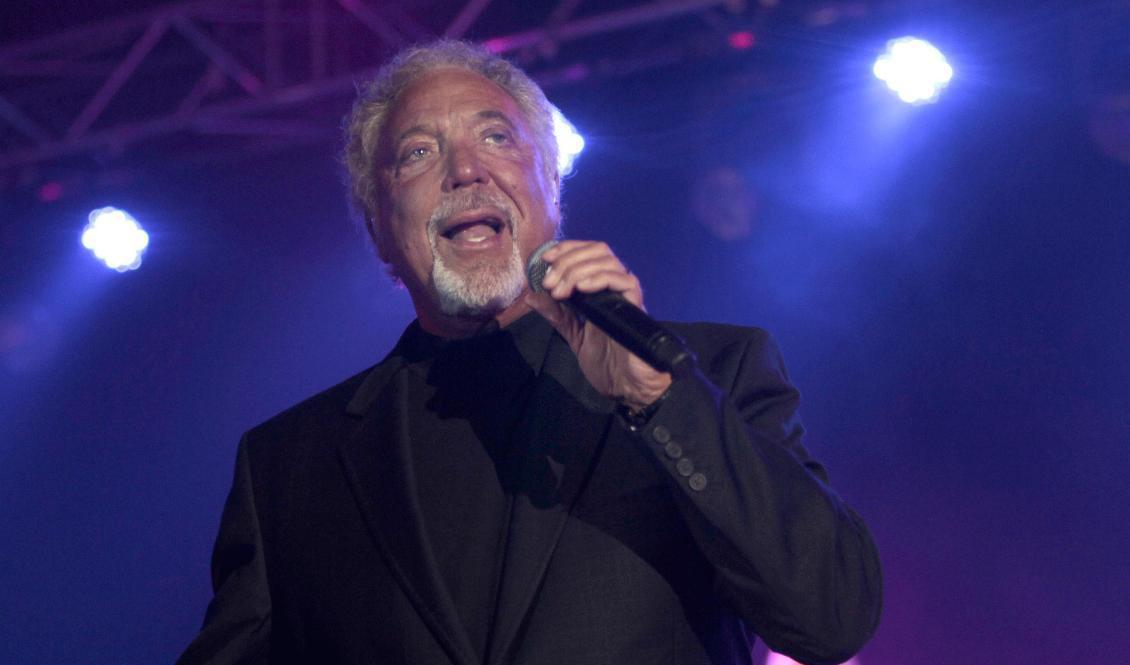 80-årige Tom Jones sätter rekord. Arkivbild. Foto: Hussein Malla/AP/TT