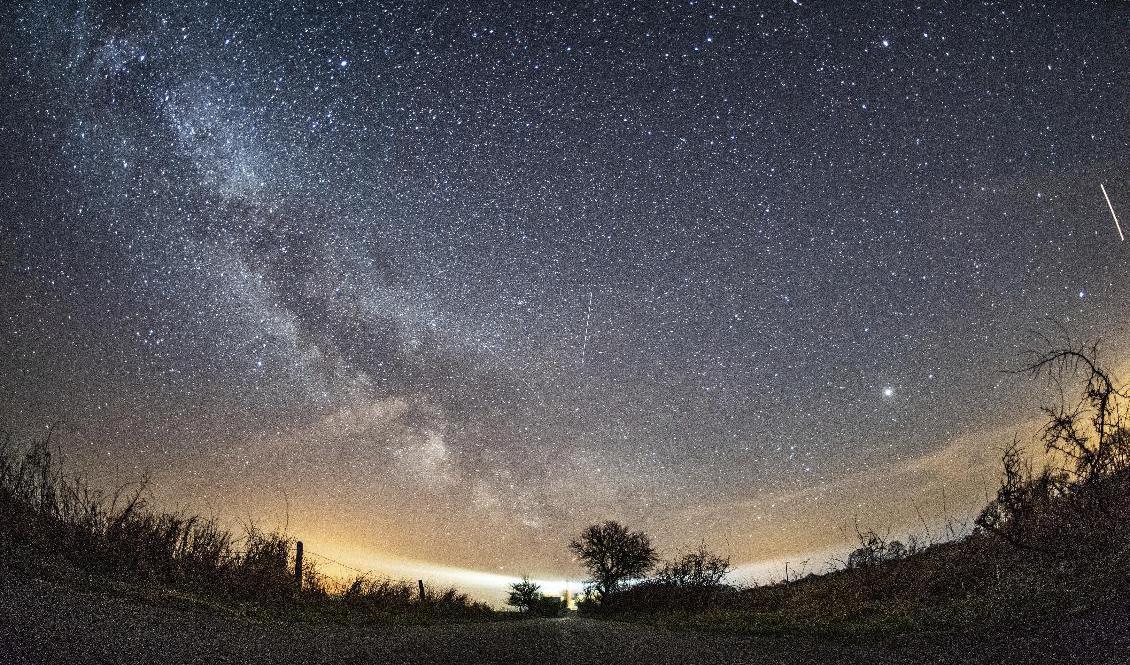 Meteorregn över den tyska ön Fehmarn i Östersjön 2018. Foto: Daniel Reinhardt/AP/TT