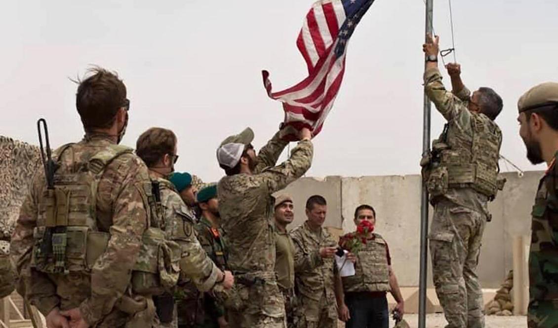 Den amerikanska flaggan halas i samband med att den amerikanska armén lämnar över en militärbas till den afghanska armén i provinsen Helmand, söndagen den 2 maj. Foto: Afghanistans försvarsdepartement via AP/TT