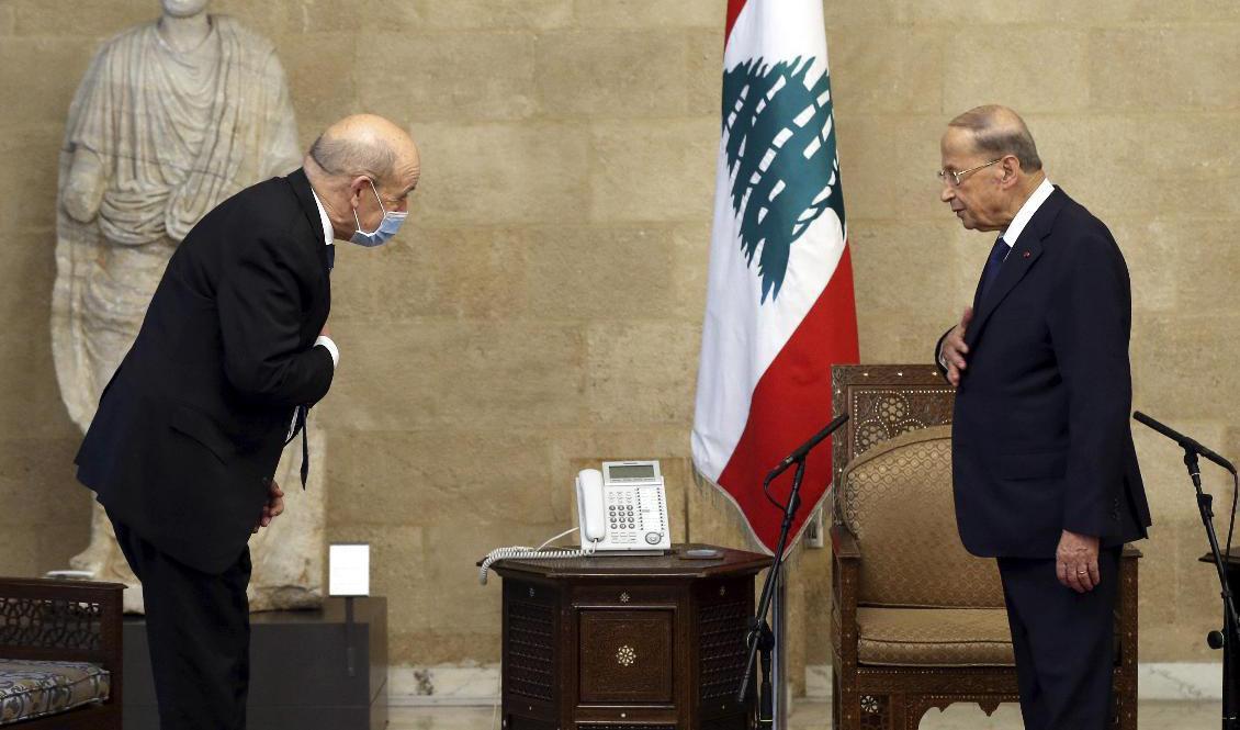 Frankrikes utrikesminister Jean-Yves Le Drian (till vänster) i ett möte med Libanons president Michel Aoun i Beirut. Foto: Dalati Nohra/AP/TT