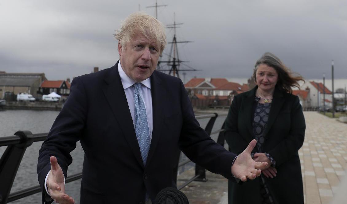 
Premiärminister Boris Johnson med partikamraten Jill Mortimer i Hartlepool. Foto: Scott Heppell/AP/TT                                            