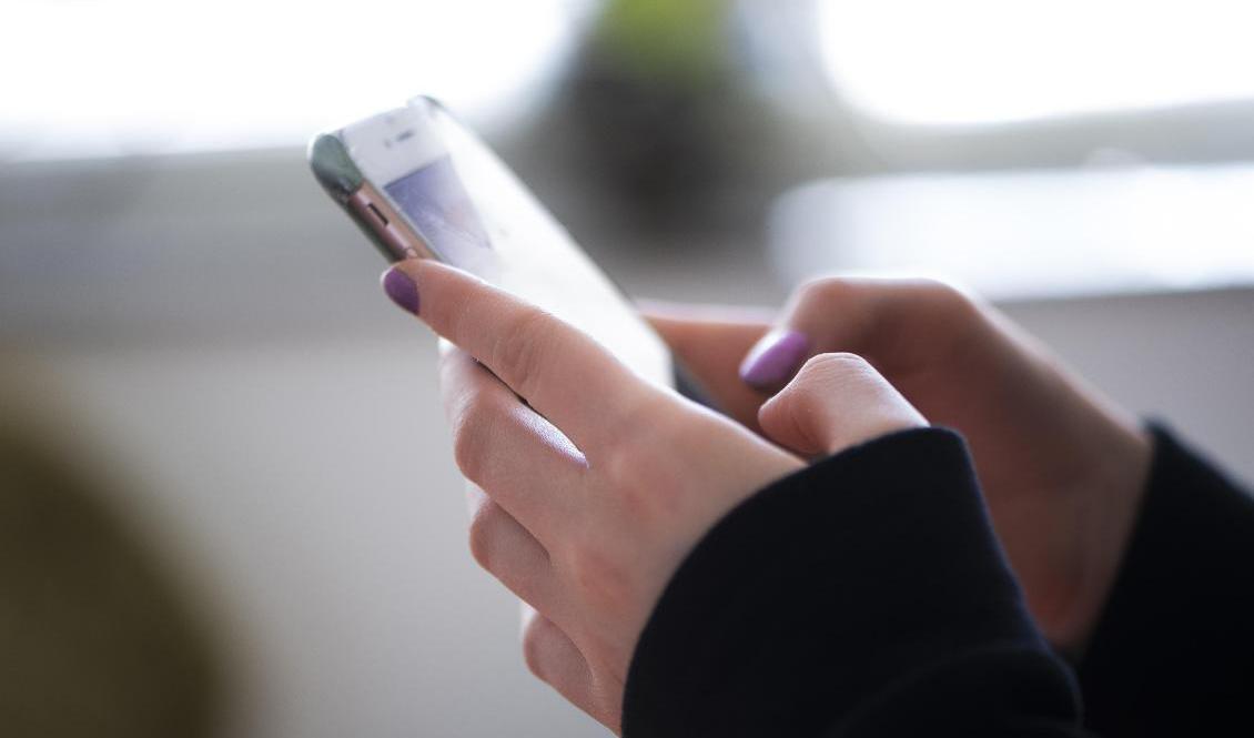 Enligt ett förslag ska mobiltelefoner i klassrummet förbjudas. Arkivbild. Foto: Fredrik Sandberg/TT