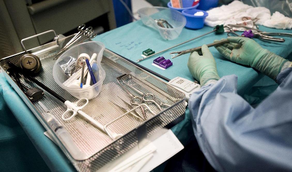 Antalet genomförda operationer har minskat med över en femtedel under pandemin och hälften av operationspatienterna får vänta längre än vårdgarantin på 90 dagar, enligt Socialstyrelsens nya rapport. Arkivbild. Foto: Ingvar Karmhed/SvD/TT