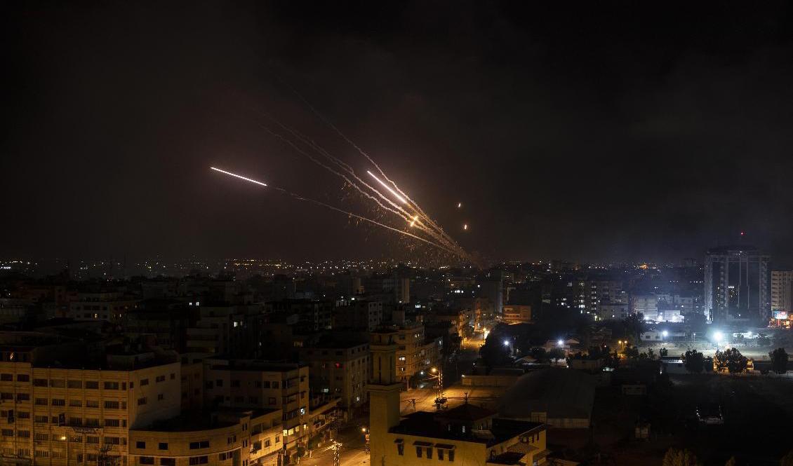 Anfallen från båda sidor fortsätter under natten. Här raketer mot Israel från Gaza under onsdagskvällen. Foto: Khalil Hamra/AP/TT