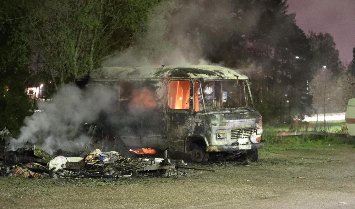Ett av alla de fordon i Eskilstuna som sattes i brand på söndagskvällen. Foto: Per Karlsson/TT