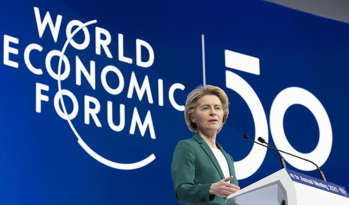 Världsekonomiskt forum ställer in årsmötet för 2021. På bilden syns EU-kommissionens ordförande Ursula von der Leyen tala på årsmötet 2020. Arkivbild. Foto: Gian Ehrenzeller/AP/TT