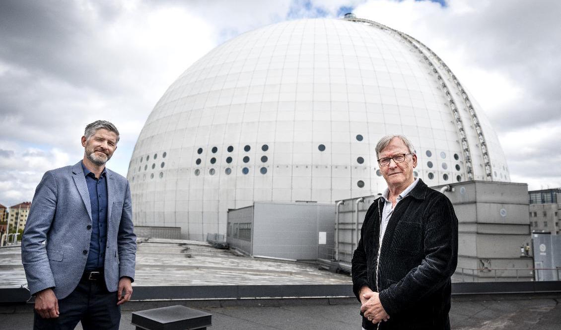 Stockholm Lives vd Andreas Sand och Tim Berglings pappa Klas Bergling framför Avicii Arena. Foto: Pontus Lundahl/TT