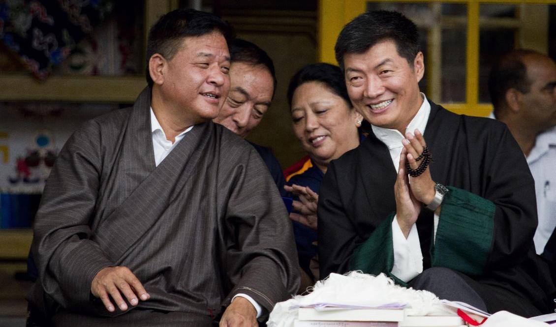 Den tidigare tibetanske politiske exilledaren Lobsang Sangay (höger) och den tillträdande ledaren Penpa Tsering. Arkivbild. Foto: Ashwini Bhatia/AP/TT