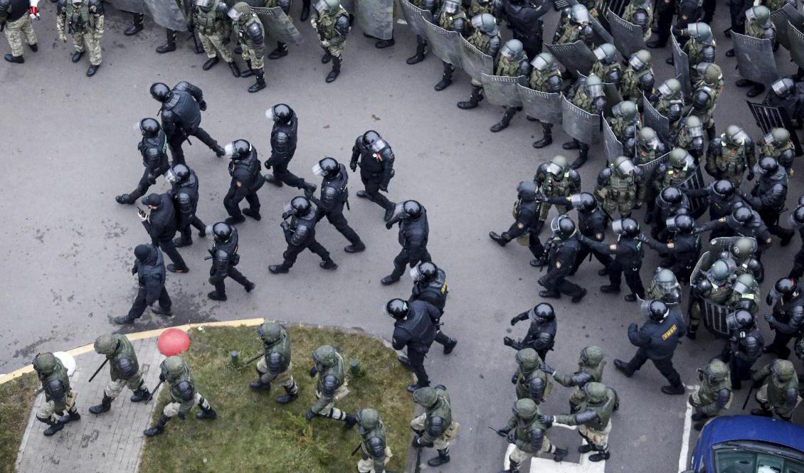 Belarusisk kravallpolis vid en demonstration i november i fjol. Arkivbild. Foto: AP/TT