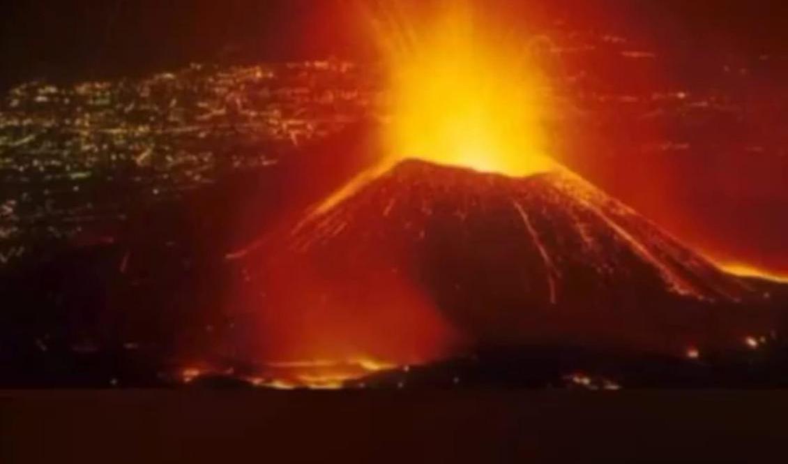 Vulkanen Nyiragongo spyr ur sig lava. Foto: Raphael Kaliwavyo Raks-Brun/AP/TT