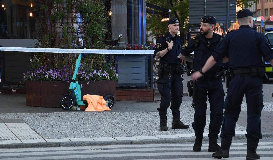 Två personer hittades skadade nära Västermalmsgallerian på Kungsholmen i Stockholm. En av dem har nu avlidit. Foto: Fredrik Sandberg/TT