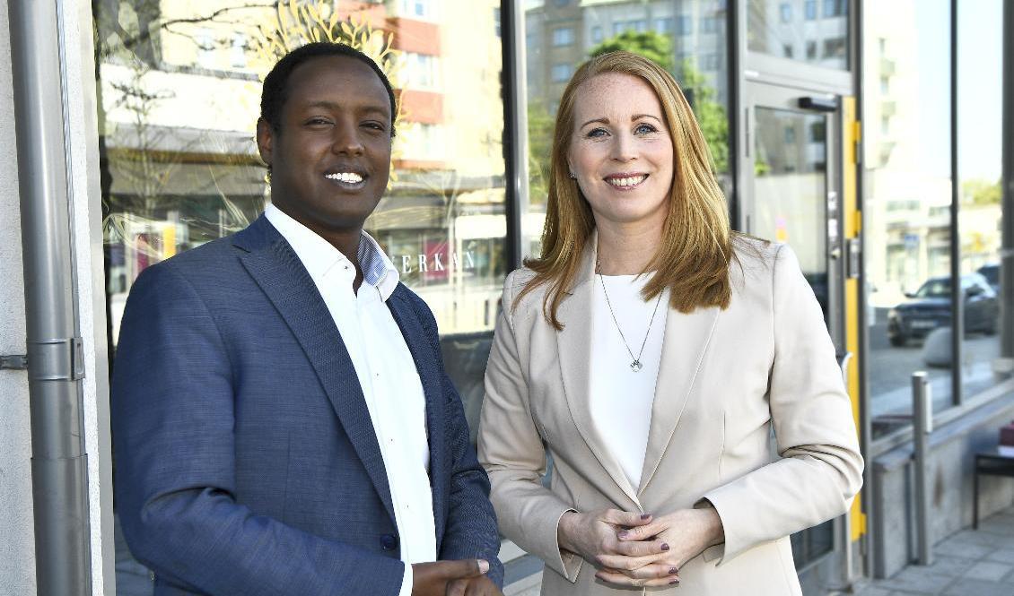 Ahmed Abdirahman, grundare av Järvaveckan, och Centerns partiledare Annie Lööf inför partiledartalet i Rinkeby. Foto: Claudio Bresciani/TT