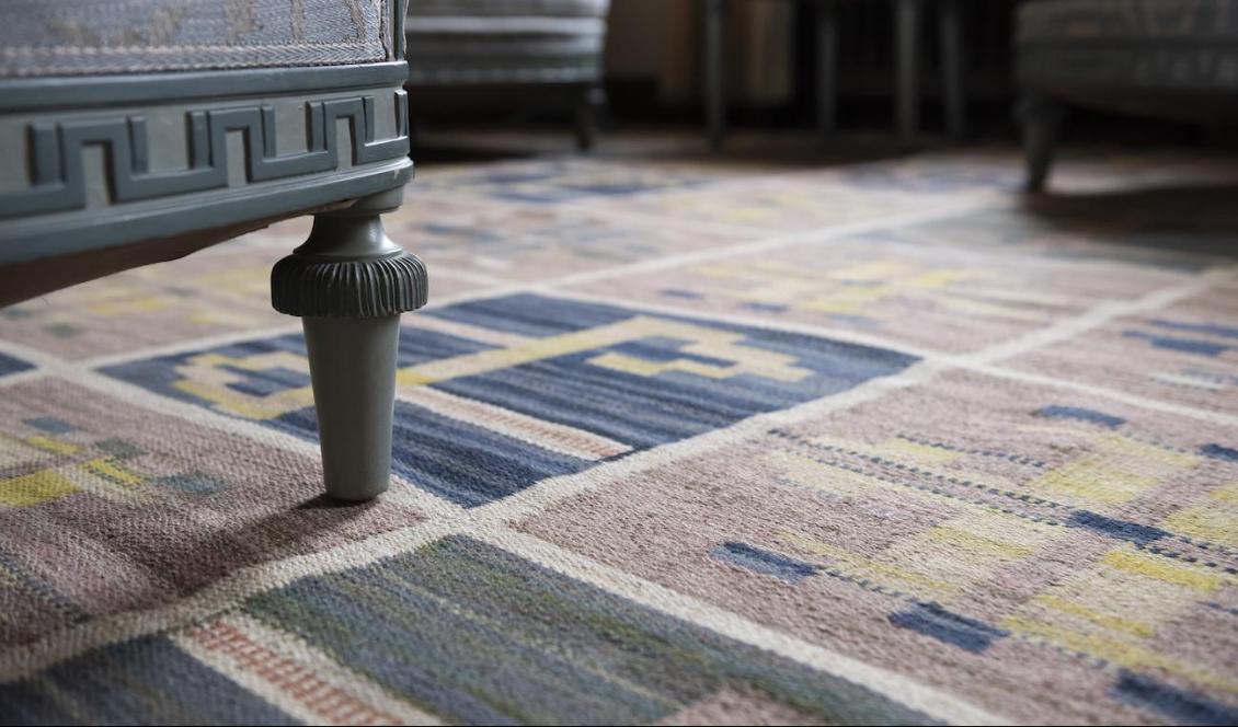 Mattan ligger normalt i stora vardagsrummet på Ulriksdals slott. Den är över fem meter lång och visades på utställningen Märta Måås-Fjetterströms vävda värld. Foto: Sanna Argus Tirén