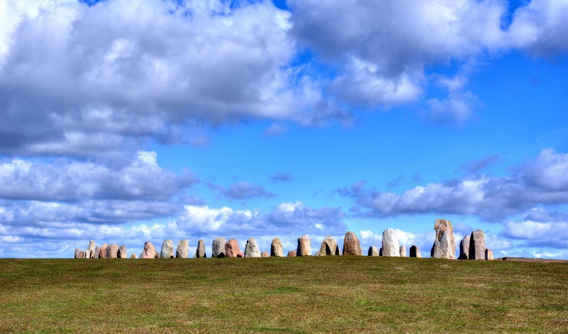 Som besökare vid Ales stenar hänförs vi över platsens skönhet och dess noggrant utvalda placering på en nästan flat kulle i det böljande landskapet. Foto: Emil Almberg
