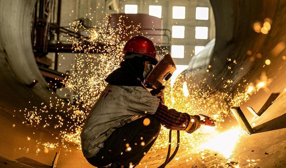En svetsare arbetar på en fabrik i Nantong, i Jiangsuprovinsen i östra Kina, 30 mars 2021. Jiangsu är en av de provinser som utgör hjärtat i Kinas stora tillverkningsindustri. Foto: STR/AFP via Getty Images