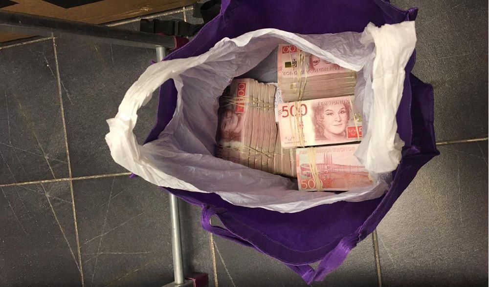 En stor summa kontanter hittades vid ett växlingskontor efter ett tillslag från polisen. Nu åtalas tolv personer för bland annat organiserad penningtvätt. Foto: Polisen