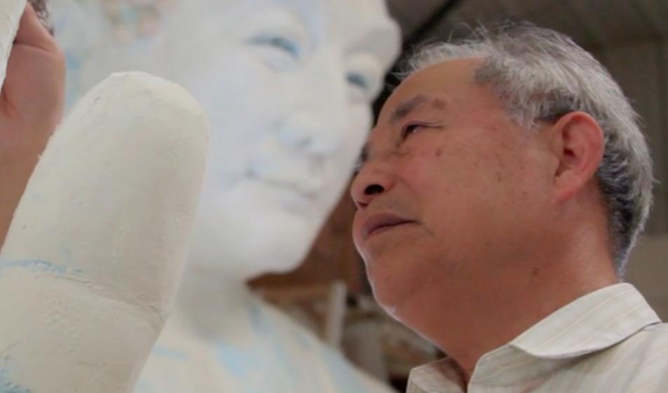 
Professor Kunlun arbetar på en staty föreställande en buddha. Foto: Sacred Art                                            