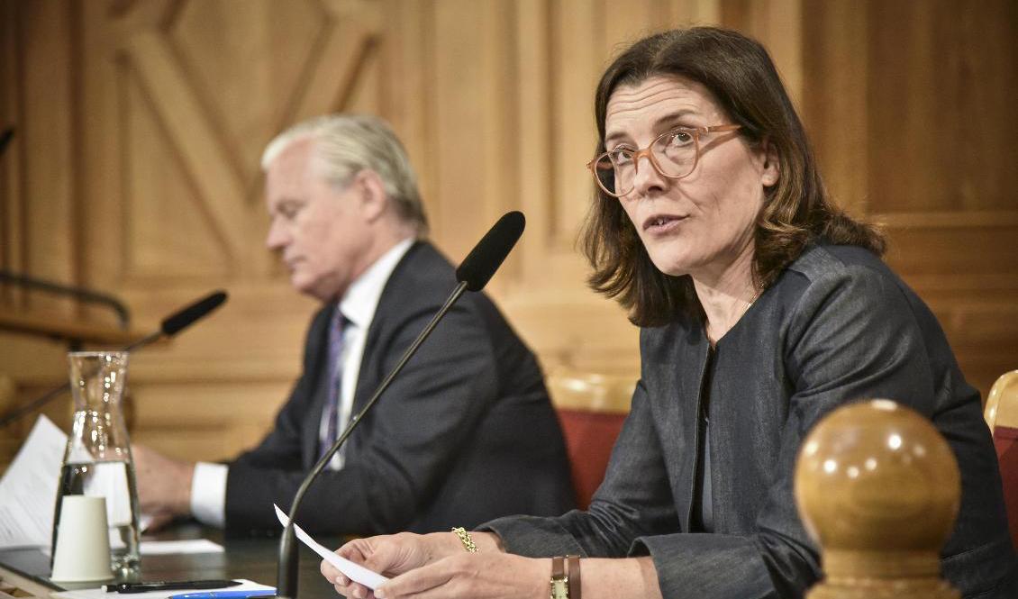 Konstitutionsutskottet (KU) anser att det förekommit flera brister i regeringens hantering av coronapandemin. Här utskottets ordförande Karin Enström (M) och vice ordförande Hans Ekström (S). Foto: Lars Schröder/TT