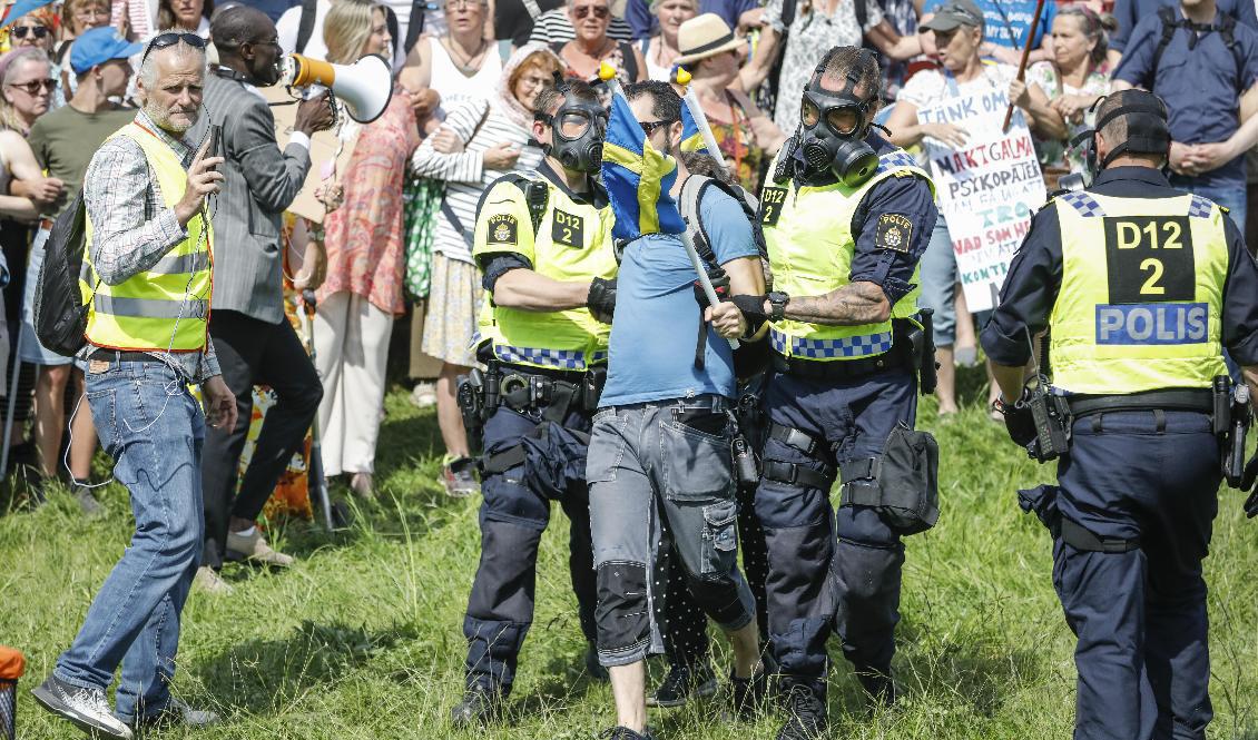 Polisen upplöser en demonstration mot smittskyddsregler på Gärdet i Stockholm. Foto: Christine Olsson/TT