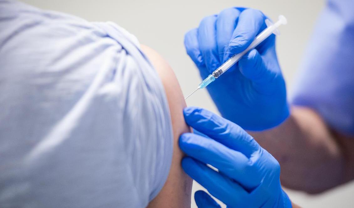 Av misstag hade en norsk man fått sin andra dos vaccin för tidigt och fick därför en tredje. Arkivbild. Foto: Erik Mårtensson/TT