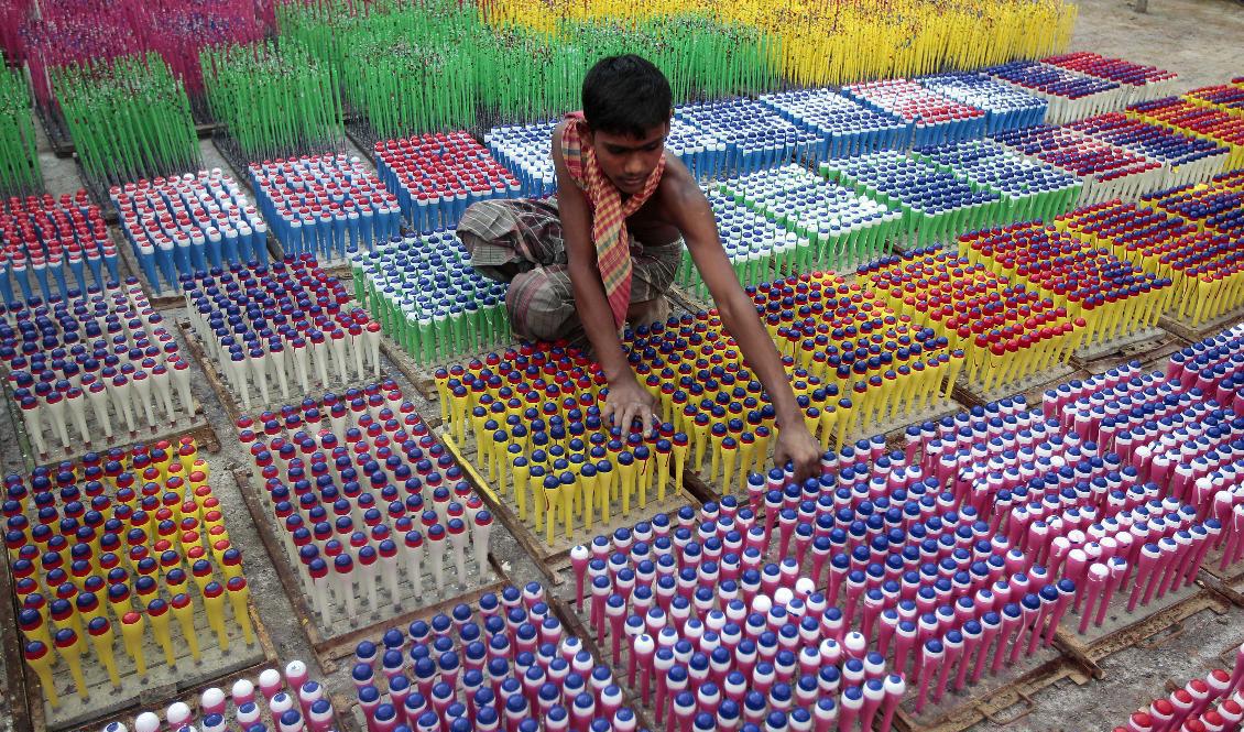 Ett barn i en ballongfabrik i Dhaka, Bangladesh. Bilden är tagen 2012. Foto: A.M. Ahad/AP/TT