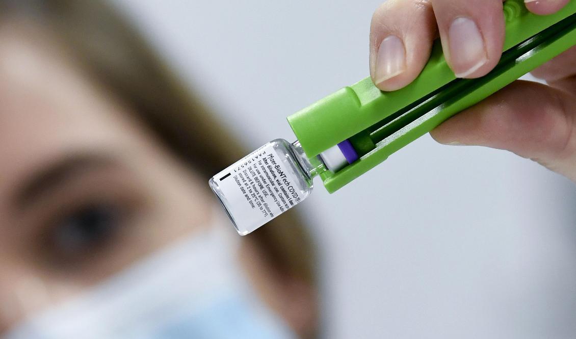 Biverkningen har noterats bland personer som fått så kallade mRNA-vaccin, som Pfizer och Moderna tillhör. Genrebild. Foto: Frederic Sierakowski/AP/TT