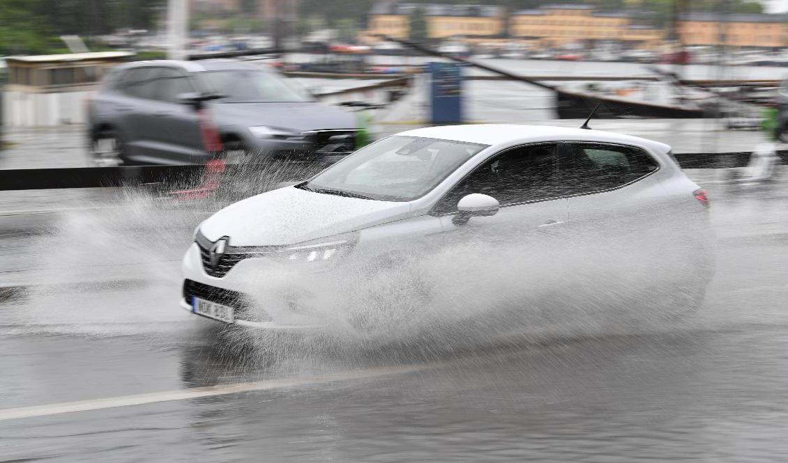 Lördagens skyfall ledde till översvämmade gator i Stockholm. Foto: Anders Wiklund/TT
