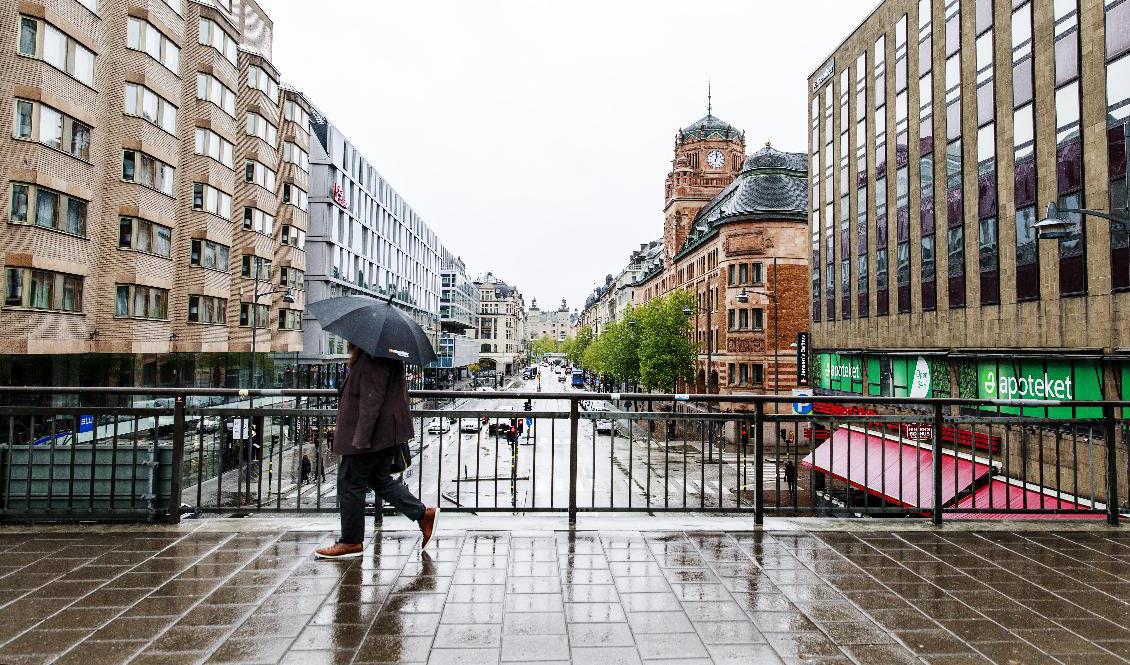 Regnområdet med åskinslag som drabbat Norrland och Svealand i helgen drar vidare. Till veckan väntas mestadels uppehåll med varmare temperaturer igen. Foto: Emma-Sofia Olsson/SvD/TT