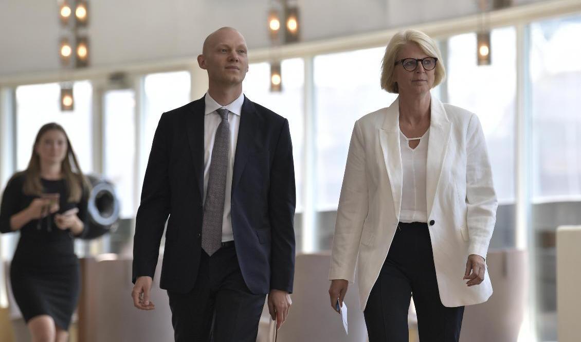 Moderaternas ekonomisk-politiska talesperson Elisabeth Svantesson och skattepolitiska talesperson Niklas Wykman håller pressträff för att presentera nya förslag mot välfärdsbrottsligheten. Foto: Janerik Henriksson/TT