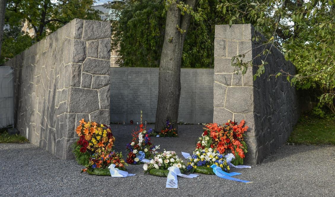 Blomsterkransar vid Estoniamonumentet på Djurgården i Stockholm. Arkivbild. Foto: Claudio Bresciani/TT