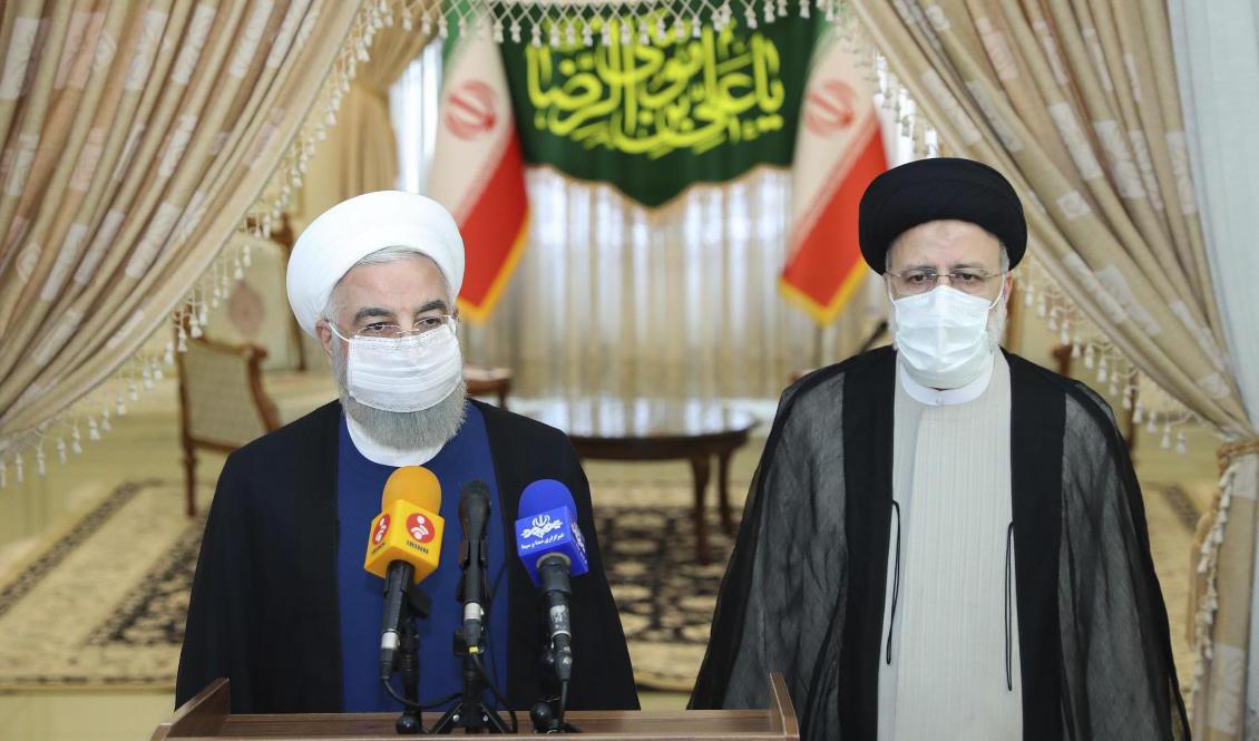 Sittande president Hassan Rohani tillsammans med valsegraren Ebrahim Raisi under en presskonferens efter valet. Foto: Iranian Presidency Office/AP/TT