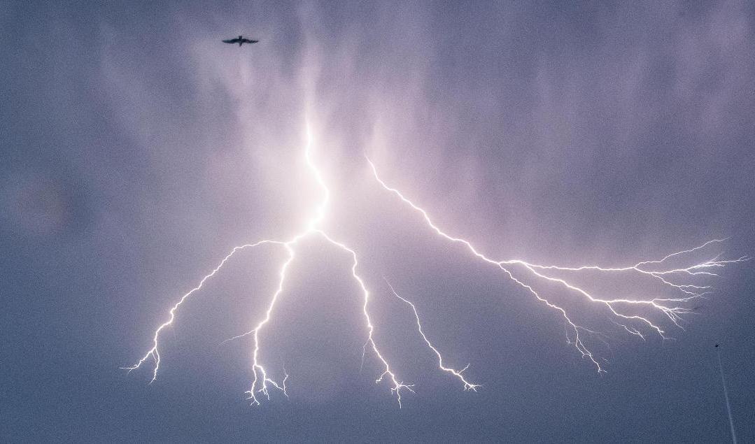 Ännu ett kraftigt åskoväder drar in och en klass 1-varning har utfärdats för bland annat Örebro län. Arkivbild. Foto: Johan Nilsson/TT