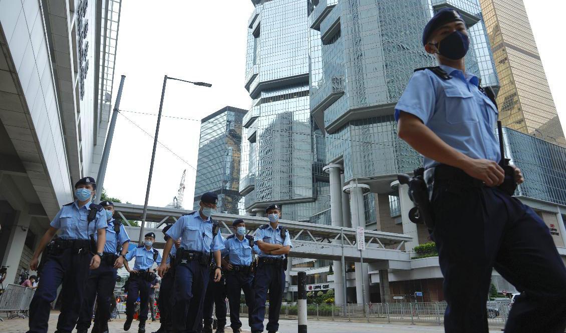 Poliser vaktar domstolsbyggnaden i Hongkong där rättegången mot en man som anklagas enligt den nationella säkerhetslagen ska inledas. Foto: Vincent Yu/AP/TT