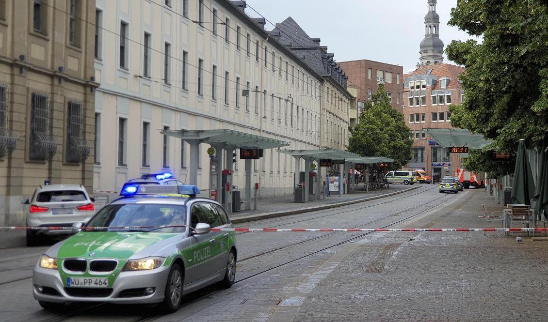 Stora delar av centrum i Würzburg har spärrats av efter en knivattack. Foto: Carolin Gi'ibl/AP/TT