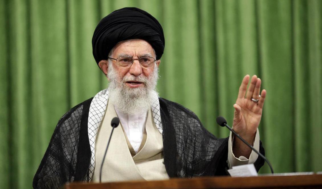 Ayatolla Ali Khamenei under en videokonferens med studenter i Teheran i maj. Foto: Office of the Iranian Supreme Leader/AP/TT