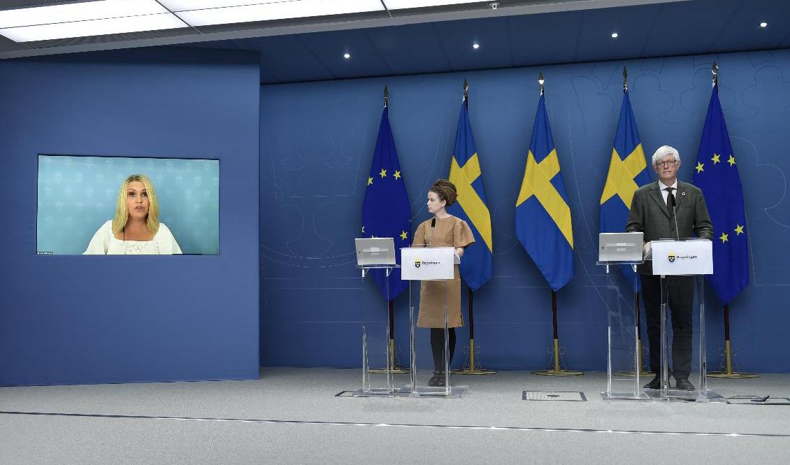 Socialminister Lena Hallengren, kultur- och demokratiminister Amanda Lind och Folkhälsomyndighetens generaldirektör Johan Carlson presenterade lättade restriktioner vid en pressträff. Foto: Stina Stjernkvist/TT