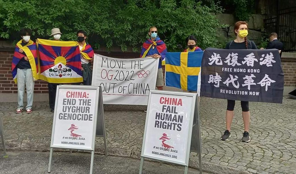 En manifestation utanför Sveriges olympiska kommittés kontor i Stockholm krävde en total bojkott av vinter-OS i Peking, eller att spelen flyttas till ett annat land. Foto: Cecilia Darboe