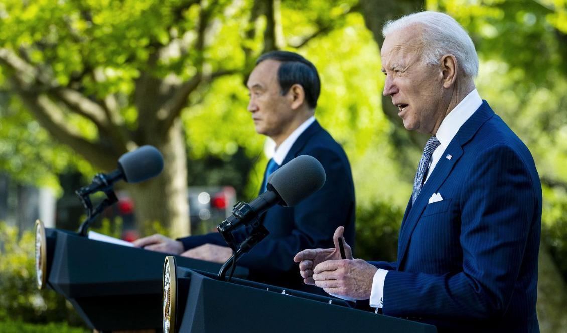 

USA:s president Joe Biden och Japans premiärminister Yoshihide Suga i Vita husets rosenträdgård den 16 april. De två ledarna möttes för att diskutera mänskliga rättigheter, Kina, robusta försörjningskedjor och andra områden. Foto: Doug Mills-Pool/Getty Images                                                                                        
