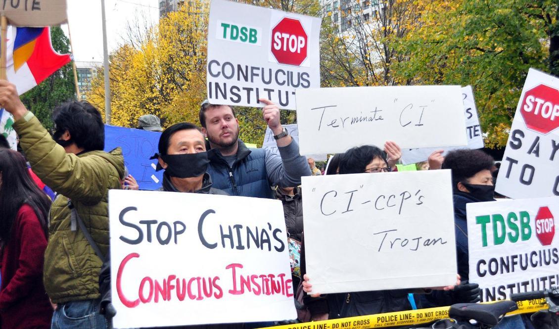 



Människor demonstrerar mot Konfuciusinstitutet i Toronto, Kanada 2014. Kanada är ett av flera västländer där Konfuciusinstitut har stängts. Foto: 
Allen Zhou                                                                                                                                                                                