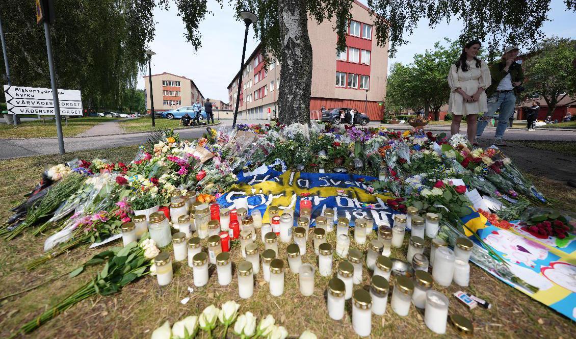 
Minnesplatsen där en polis sköts till döds på Biskopsgården i Göteborg fylldes på med ännu fler blommor under fredagen. Foto: Björn Larsson Rosvall/TT                                            