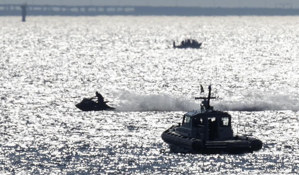 Två vattenskoterförare i Stockholm har dömts till böter enligt en ny lag som infördes den 1 juli. Bilden visar en av Kustbevakningens båtar som kontrollerar en vattenskoter utanför Scaniabadet i Malmö. Foto: Johan Nilsson/TT