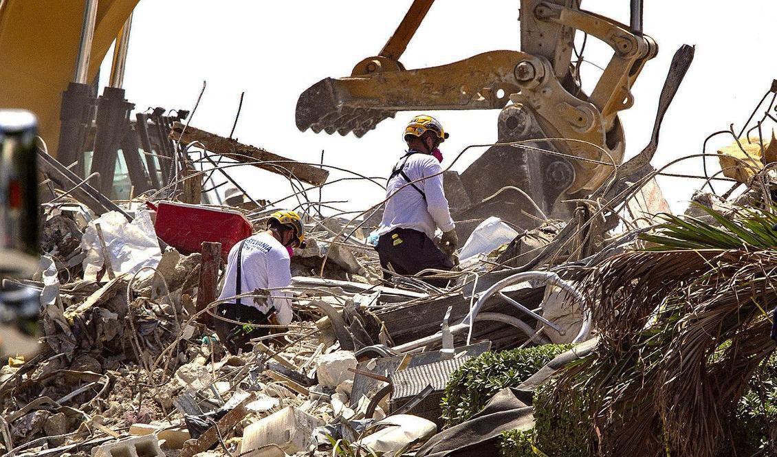 Två veckor efter husraset i Surfside, Miami, har ytterligare 14 kroppar hittats. Foto: Pedro Portal/AP/TT