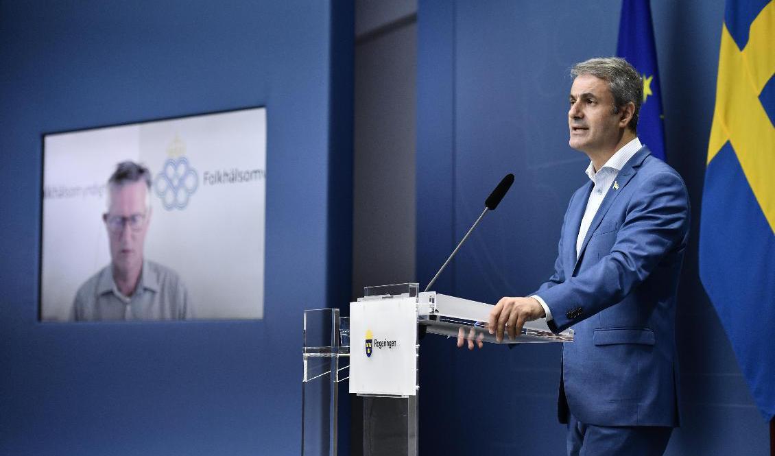 Näringsminister Ibrahim Baylan (S) och statsepidemiolog Anders Tegnell (t.v.) vid en digital pressträff med anledning av regeringens plan för avveckling av restriktioner. Foto: Erik Simander/TT