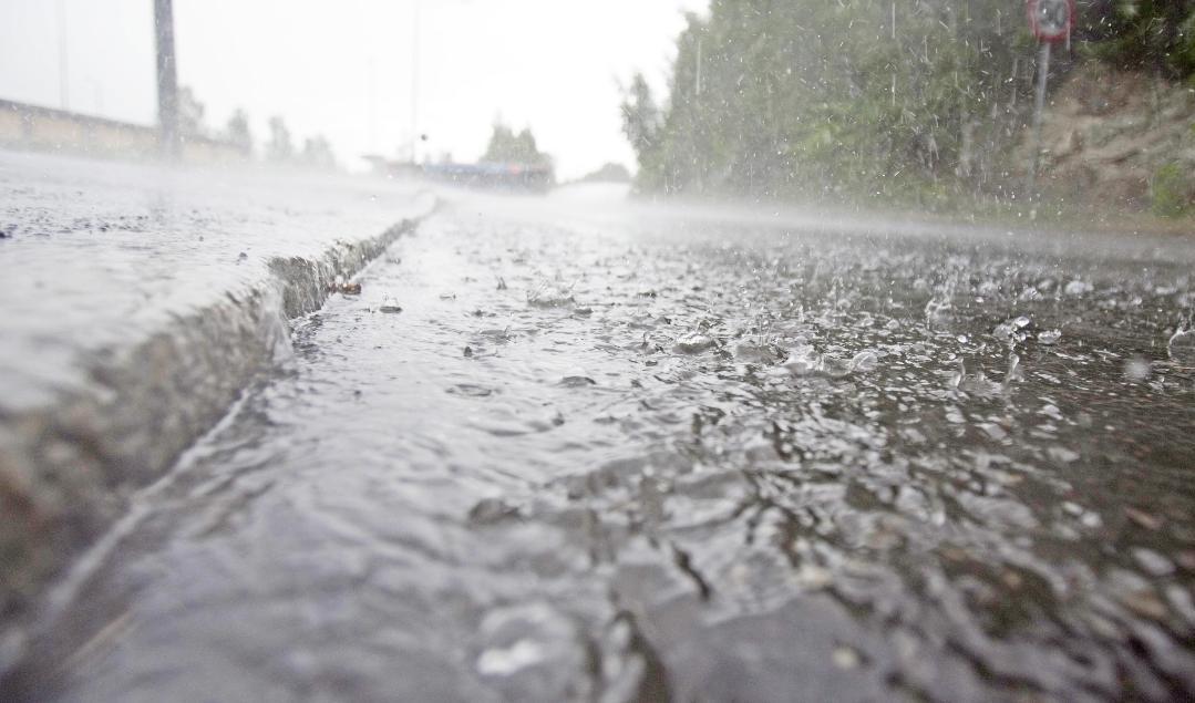 Häftiga skyfall ställde till det i södra Sverige under fredagen. Arkivbild. Foto: Stian Lysberg Solum/TT