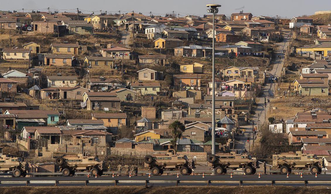 25 000 militärer har beordrats in för att stävja oroligheterna. Foto: Shiraaz Mohamed/AP/TT