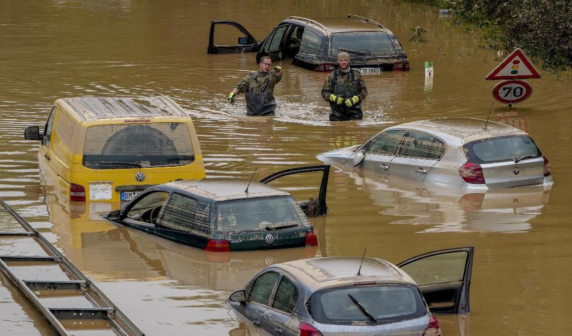 Frivilliga söker efter överlevande och nödställda i tyska Erftstadt. Foto: Michael Probst/AP/TT