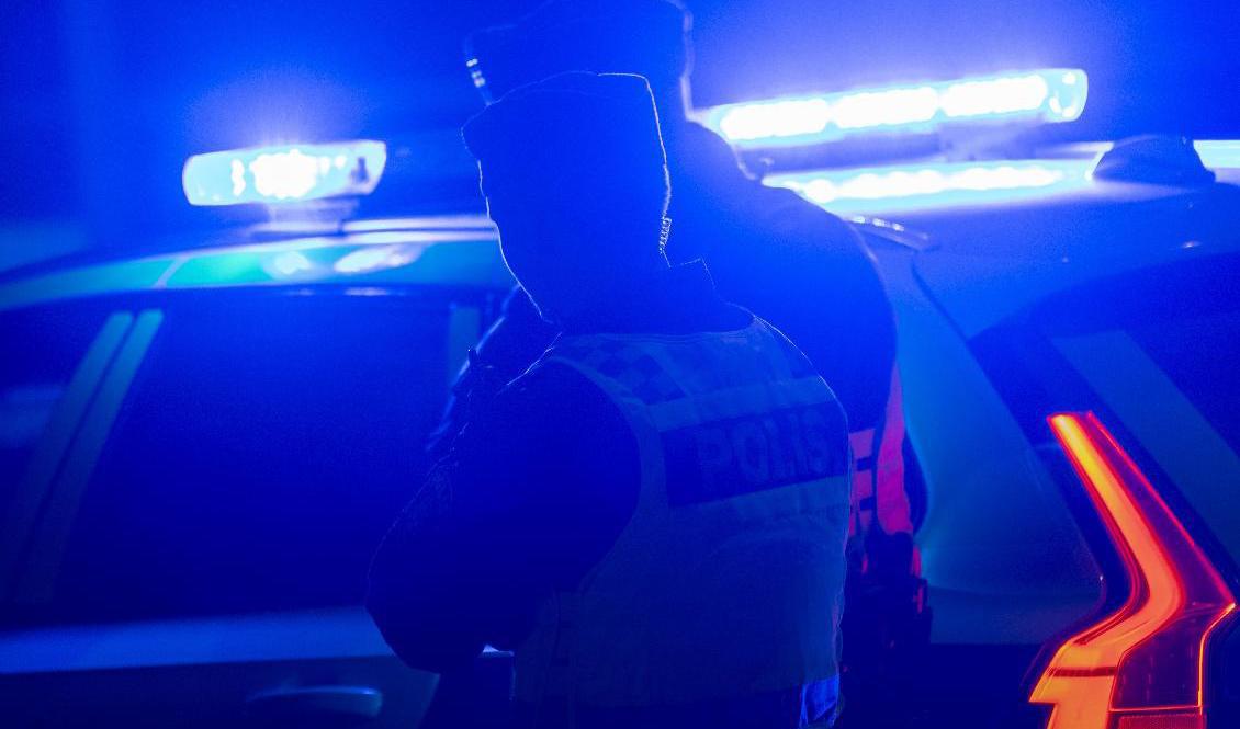 Ungdomar tände eld på bilar och sköt raketer i stadsdelen Kronogården i Trollhättan under natten mot måndag. Arkivbild. Foto: Johan Nilsson/TT