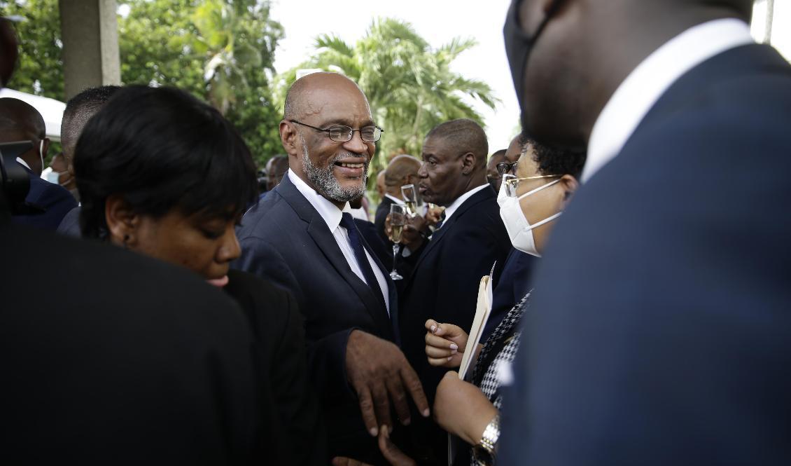Haitis nye premiärminister Ariel Henry pratar med medlemmar ur landets regering efter att ha svurits in på sin post. Foto: Joseph Odelyn/AP/TT