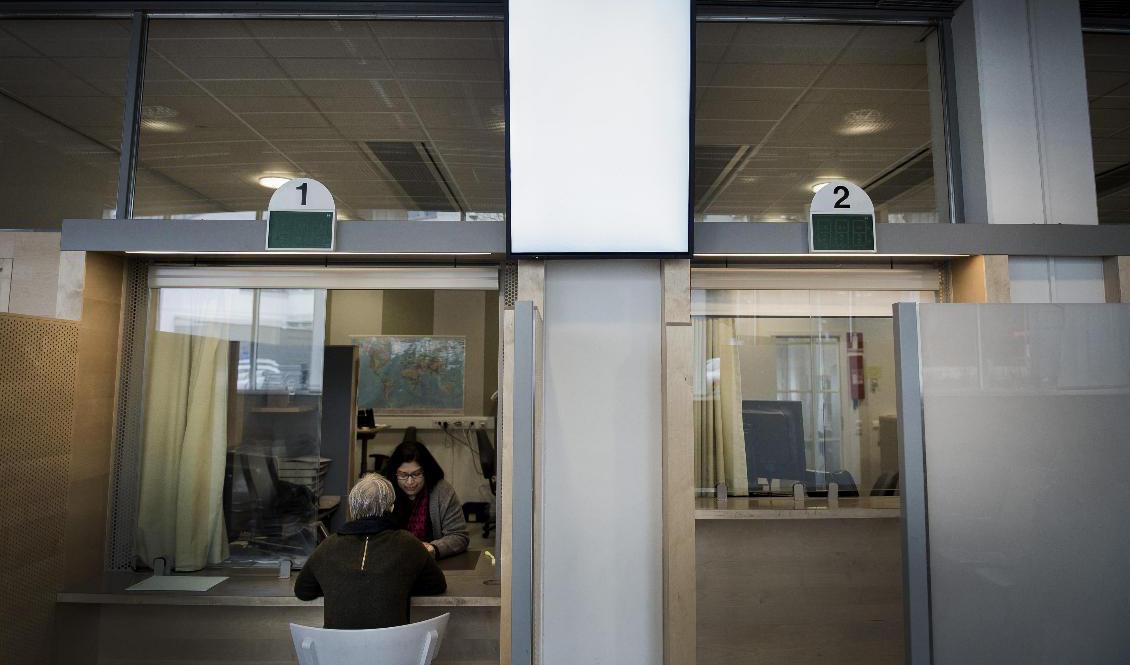 En asylsökande i samtal med en handläggare på Migrationsverket i Solna. Arkivbild. Foto: Marcus Ericsson/TT